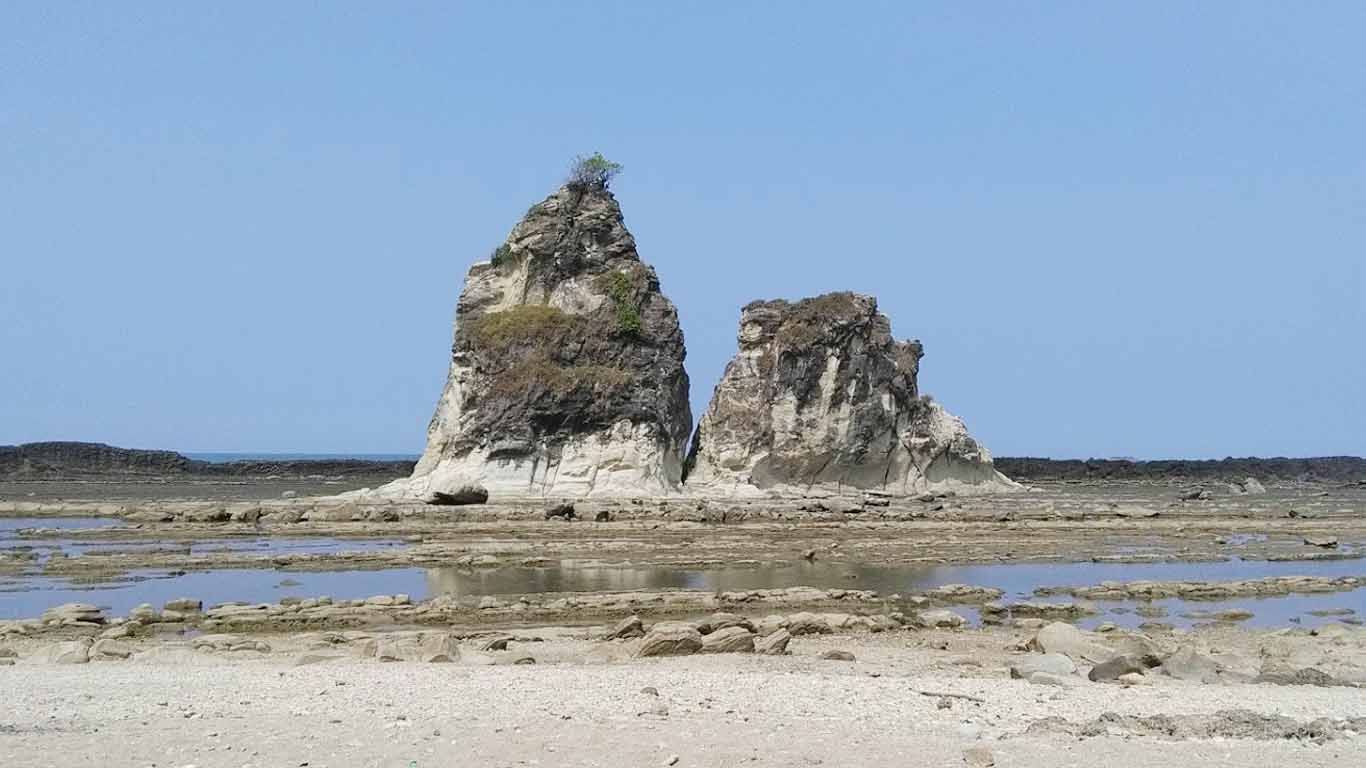 Pantai Tanjung Layar Putih